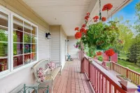 South Anchorage Apartment w/ Shared Deck & Wildlife - 4-Star