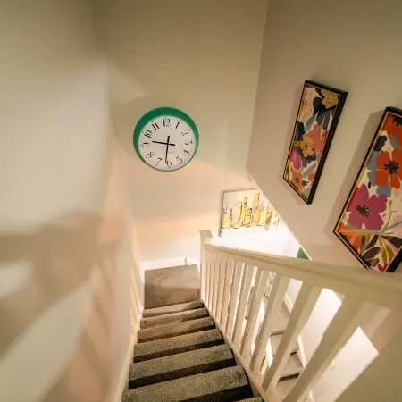 Luxury High Ceiling 2BR Apt Near Centre & Stadium
