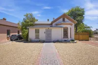 Vintage Charming Cottage - Tri-state River Retreat 2 Bedroom Cottage - 2-Star