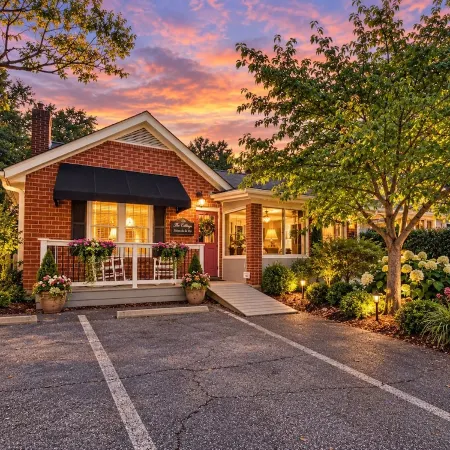 Cozy Cottage on Canton Street just steps away from nightlife, shopping and parks