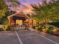 Cozy Cottage on Canton Street just steps away from nightlife, shopping and parks - WiFi