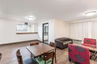 Super 8 by Wyndham North Sioux City - parking