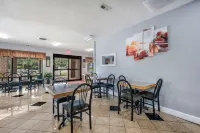 Econo Lodge Inn & Suites University