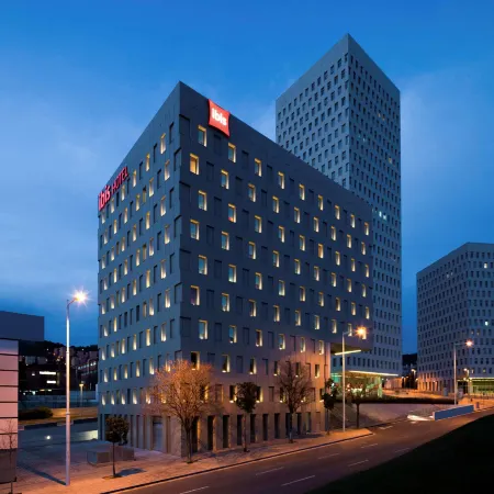 Ibis Barcelona Santa Coloma Отели рядом с достопримечательностью «Ноу-Баррис»