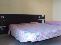 Spacious Double Room a Stone Throw from the Sea 피네토 호텔