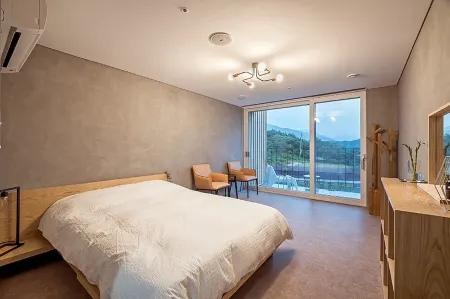 Yongwol Eco Village Youth Hostel Отели рядом с достопримечательностью «Byeolmaro Observatory»