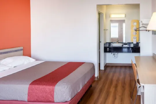 貝克斯菲爾德會議中心6號汽車旅館