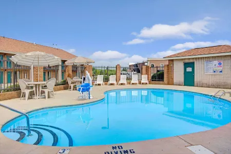 Days Inn by Wyndham Mooresville Lake Norman Отели рядом с достопримечательностью «Trump National Golf Club Charlotte»