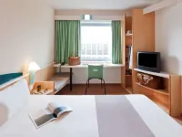 Ibis Madrid Alcorcon Tresaguas Hotels near Centro Comercial Parque Oeste