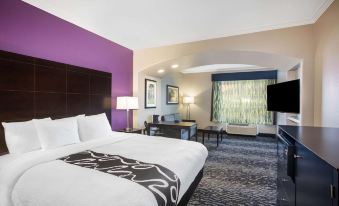 La Quinta Inn & Suites by Wyndham Columbus TX