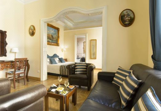 2. 골든 튤립 로마..