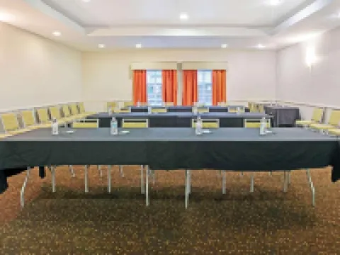 La Quinta Inn & Suites by Wyndham Paris Hotels in Paris