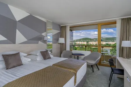 Ensana Thermal Margaret Island Отели рядом с достопримечательностью «Óbuda Synagogue»