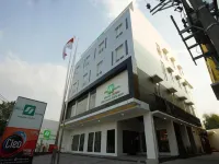 Hotel Bliss Soetta Semarang فنادق في Palebon