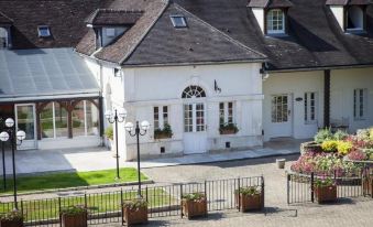 Logis Hostellerie des Clos et Restaurant Bistrot des Grands Crus