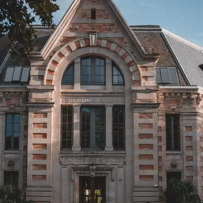 Hotel la Zoologie & Spa Bordeaux Отели рядом с достопримечательностью «Железнодорожный вокзал Бордо»