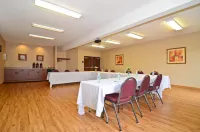 Best Western Plus Park Place Inn  Suites - Parkplatz