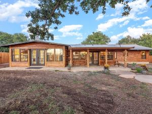 Guadalupe Bluff Bunk House 5 Bedroom Home by Redawning