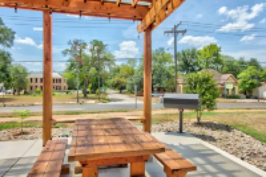 Super 8 by Wyndham Palestine TX