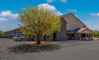 Econo Lodge Inn & Suites