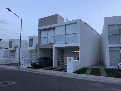 Luxury House with All the Amenities. Gym Seg. Aa/Cal Pool Tv Wifi Hotels near Volvo Truck Qro