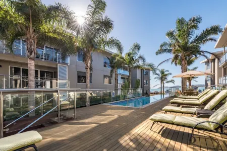 Edgewater Palms Apartments Отели рядом с достопримечательностью «Hole In The Rock Dolphin Cruise»