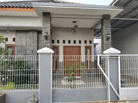 Pulunk Homestay Отели в г. Pekalongan Regency
