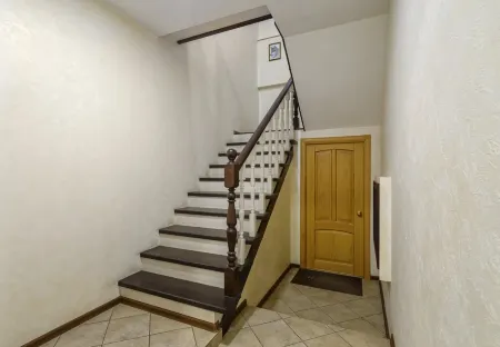 Шале Отели рядом с достопримечательностью «Памятник "Продавец и покупатель"»