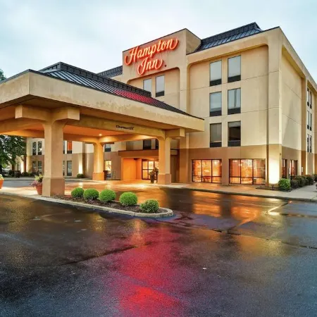 Hampton Inn Louisville-Airport (Fair & Expo Center) Отели рядом с достопримечательностью «Сикс Флэгз Кентакки Кингдом»