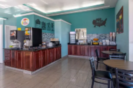 瑙-市中心溫德姆速8飯店及會議中心