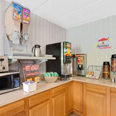 Super 8 by Wyndham Laurel