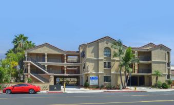 Laguna Inn and Suites - Housity