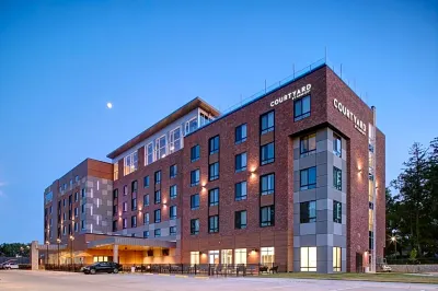 Courtyard Iowa City University Heights Hotels near Oakland Cemetery