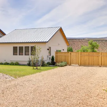 Hot Tub & Views: Modern Home 15 Mi to Zion NP