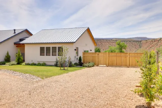 Hot Tub & Views: Modern Home 15 Mi to Zion NP