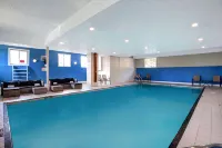 Days Inn by Wyndham Victoria Uptown - Pools
