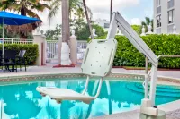 Holiday Inn Express MIAMI AIRPORT DORAL AREA by IHG - Pools