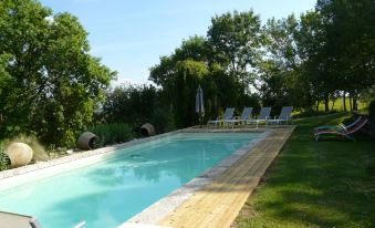 Charming Maisonette, with Swimming Pool, View of the Countryside and the Pyrenee