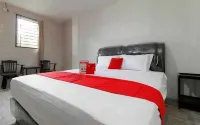 RedDoorz Plus Near RS Royal Prima Hotels in Medan Petisah