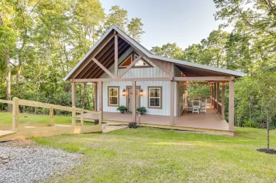 Serene Kentucky Cabin w/ Fireplace + Fire Pit! Hôtels à : Comte de Grant