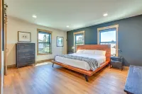 Mtn Modern Home w/ Views, Private Hot Tub + Fantastic Location