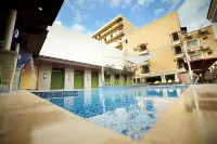 Villa Caceres Hotel - مسبح