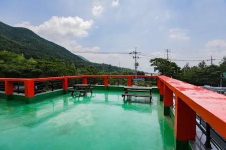 Gurye Gohyangsanjang Pension Отели рядом с достопримечательностью «Gurye Sansuyu Village»