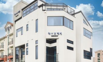 Boryeong (Daecheon) White Pension