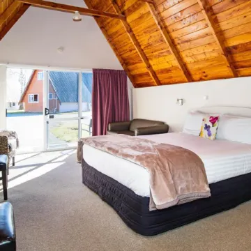 Mountain Chalets Motel