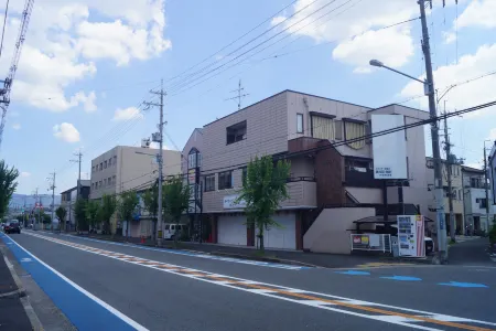 Hoji Plaza (Place Cocoya) Отели рядом со станцией JR Kawachi-Eiwa Station