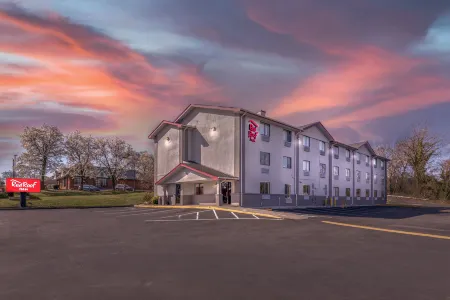 Red Roof Inn Suffolk Отели рядом с достопримечательностью «Riddick's Folly House Museum»