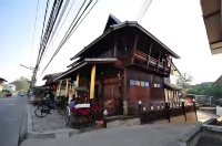 Chan Daeng Hotel (Antique Hotel)