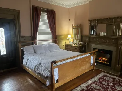 2 Br Victorian Apt, 2800 sq ft, 2 Floors with Full Kitchen , 2 Baths and Laundry Hotel in zona Walkway State Historic Park