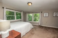 Hickory Nut Hideaway by AvantStay Mountain Views Các khách sạn ở Edneyville